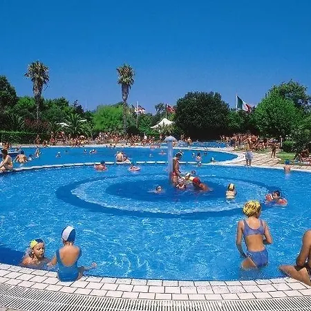 Camping Baia Domizia - Campings.Com Campingplads 4*